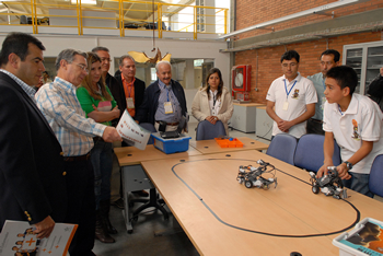 Durante el recorrido que hizo este domingo el Presidente Uribe por el Tecnoparque de Soacha,  el estudiante Andrés Felipe Giraldo le mostró el funcionamiento de este robot que analiza mediante una luz infrarroja el tazado de la línea  y hace todo el recorrido sin ayuda. El Mandatario felicitó a Andrés Felipe por su interés en las áreas de tecnología, al tiempo que el joven agradeció al Jefe de Estado el apoyo que el Gobierno le ha brindado al Sena. 