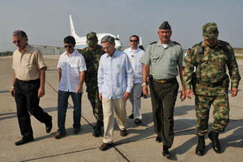 El Presidente Álvaro Uribe se traslada al Consejo de Seguridad realizado este lunes en la ciudad de Barranquilla. Lo acompañan (izq. – der.) el Gobernador del Atlántico, Eduardo Verano de la Rosa; el Alcalde distrital, Alejandro Char; el Jefe del Comando Conjunto del Caribe, mayor general José Octavio Ardila, y el Director de Seguridad Ciudadana de la Policía Nacional, mayor general Orlando Páez Barón.