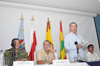 El Presidente Álvaro Uribe Vélez lideró el Consejo de Seguridad que se efectuó este lunes en Barranquilla. Durante el encuentro, el Mandatario estuvo acompañado (izq. – der.) por el Comandante General de las Fuerzas Militares, general Freddy Padilla de León; el Gobernador del Atlántico, Eduardo Verano de la Rosa, y el Alcalde de Barranquilla, Alejandro Char.