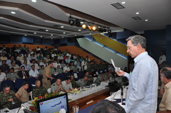 Durante el Consejo de Seguridad que se llevó a cabo en la ciudad de Barranquilla, el Presidente Álvaro Uribe Vélez escuchó atentamente las exposiciones de los Altos Mandos Militares, que presentaron un detallado reporte de seguridad en la región. El Jefe de Estado propuso mejorar los frentes de seguridad ciudadana.