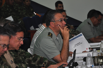 En el Consejo de Seguridad que desarrolló este lunes en el Comando Aéreo de Combate (Cacom3), de Barranquilla, el Director de la Policía Nacional, general Óscar Naranjo, escuchó el reporte de las autoridades del Atlántico sobre la situación de seguridad de la región.