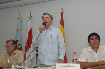El Presidente de la República, Álvaro Uribe Vélez, anunció este lunes, al término de un Consejo de Seguridad celebrado en Barranquilla, que se ordenó a las autoridades revisar todo el tema de cooperación ciudadana, los frentes locales de seguridad en las áreas urbanas y los cooperantes de seguridad en las áreas rurales.