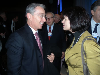 El Presidente Álvaro Uribe Vélez dialoga con la Presidenta de la Confederación Suiza, Doris Leuthard, durante la ceremonia de apertura del Foro Económico Mundial 2010, que se lleva a cabo en Davos, Suiza. 