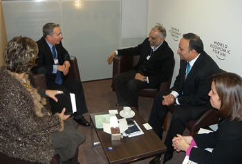 El Presidente Álvaro Uribe Vélez se reunió este jueves en Davos (Suiza) con Hari Bhartia, directivo de la firma Jubilant Organosys, para promocionar la inversión en el país. El encuentro se dio en el Congress Center, en el marco del Foro Económico Mundial que reúne a empresarios importantes de todo el mundo.