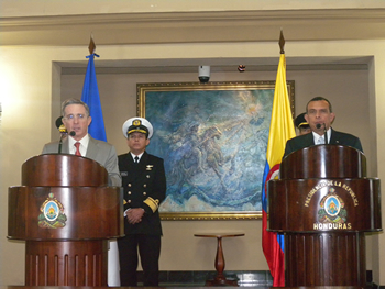 Los presidentes de Colombia, Álvaro Uribe Vélez, y de Honduras, Porfirio Lobo, dieron una declaración a los medios de comunicación luego de sostener una reunión bilateral sobre los temas de interés de ambos países. el encuentro se cumplió en el Palacio 'José Cecilio del Valler', en Tegucigalpa. 