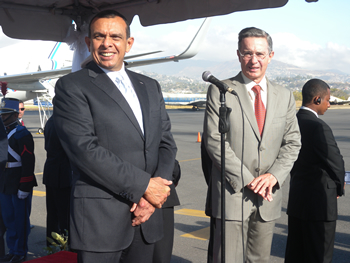 Los Presidentes de Colombia y Honduras, Álvaro Uribe Vélez y Porfirio Lobo Sosa, reciben honores militares por parte de la Guardia de Honor Presidencial hondureña. El mandatario colombiano cumple una visita oficial al país centroamericano, luego de participar en la Cumbre Económica Mundial de Davos, Suiza.