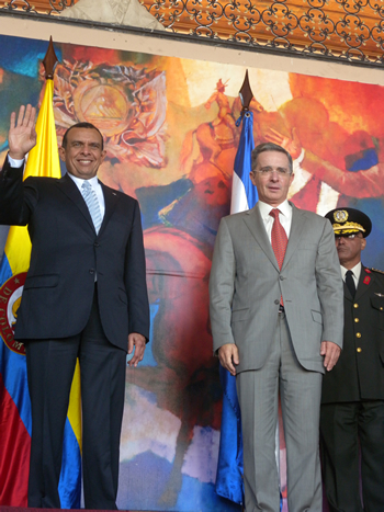 Tras la foto oficial de los Presidentes de Honduras y Colombia, Porfirio Lobo Sosa y Álvaro Uribe Vélez, los mandatarios se reunieron en la sede presidencial hondureña, este sábado 30 de enero, para tratar asuntos de interés para los dos países.