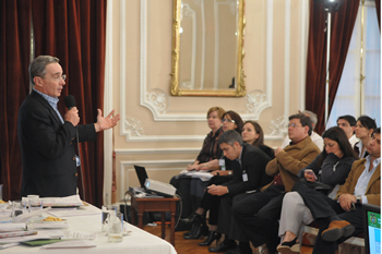 El Presidente Álvaro Uribe Vélez interviene en la reunión de este domingo en la Casa de Nariño, en la cual el Gobierno y representantes del sector de la salud analizan la normatividad de los decretos de emergencia social.