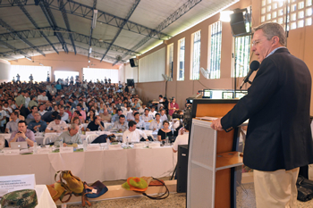 Cerca de mil habitantes de Bucaramanga asistieron al Consejo Comunal de Seguimiento a la Agenda Comun, que fue encabezado por el Presidente Presidente Álvaro Uribe Vélez en el auditorio principal del Colegio Inem de la capital de Santander.