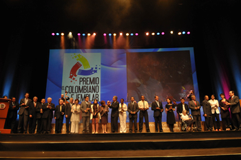 El Presidente Álvaro Uribe Vélez celebra con los 18 galardonados en los Premios El Colombiano Ejemplar 2010, que fueron entregados este jueves en el Teatro Metropolitano de Medellín.