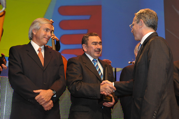 El Presidente de Ecopetrol, Javier Genaro Gutiérrez, recibe la felicitación del Presidente de la República, Álvaro Uribe Vélez, luego de recibir el premio El Colombiano Ejemplar, en la categoría Economía y Negocios, durante la ceremonia que se cumplió este jueves en el Teatro Metropolitano de Medellín.