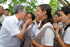 El Presidente Álvaro Uribe Vélez saluda a las estudiantes de la Normal Superior del Bajo Cauca, antes de participar en un Consejo de Seguridad que se desarrolló este lunes en el municipio de Caucasia, al norte del departamento de Antioquia.