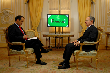 El Presidente Álvaro Uribe Vélez concedió este jueves una entrevista al programa El Radar, de Caracol Televisión, que conduce el periodista Darío Fernando Patiño. El Jefe de Estado se refirió a los alcances de la reforma al sistema de salud y contestó las inquietudes de especialistas.