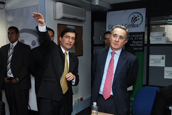 El Superintendente de Salud, Mario Mejía, acompaña al Presidente Álvaro Uribe Vélez durante un recorrido por las instalaciones del Call Center de la entidad de vigilancia y control, desde donde se atienden las inquietudes de usuarios de todo el país. 