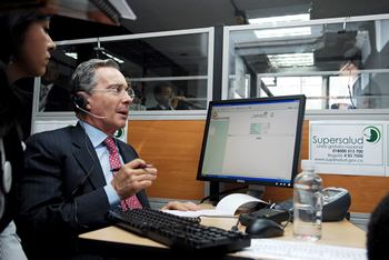 El Presidente Álvaro Uribe Vélez toma atenta nota de las inquietudes de los colombianos que llamaron al Call Center de la Superintendencia Nacional de Salud, este martes en Bogotá, desde donde el Mandatario explicó las reformas que adelanta el Gobierno Nacional al amparo de la Emergencia Social. 