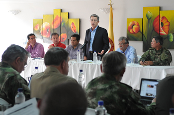 El Presidente Álvaro Uribe Vélez  se reunió este domingo, en el Comando de Policía Cauca, en Popayán, con los Altos Mandos Militares y autoridades regionales, quienes le expusieron la situación de orden público y seguridad en las cabeceras municipales del departamento. El Mandatario escuchó el reporte de los comandantes de la región.