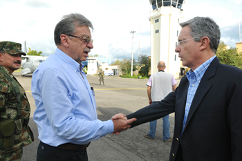El Presidente Álvaro Uribe Vélez llegó este domingo a Popayán (Cauca) para liderar un Consejo de Seguridad de la región. En el Aeropuerto Guillermo León Valencia de la capital caucana lo recibió el Gobernador Guillermo Alberto González.