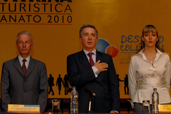 El Presidente Álvaro Uribe Vélez durante la ceremonia de inauguración de la Vitrina Turística de Anato (Asociación Colombiana de Agencias de Viajes y Turismo) que este año llegó a la versión número 29. Junto a él, la Presidenta de Anato, Paula Cortés y el Embajador de Francia en Colombia, Jean-Michel Marlaud.