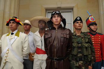 Grupo de soldados que simbolizan con sus trajes los diferentes momentos vividos desde la gesta libertadora hasta llegar a las Fuerzas Militares de la actualidad, quienes desfilarán el próximo 20 de julio para unirse a las celebraciones de los 200 años del Grito de Independencia. 