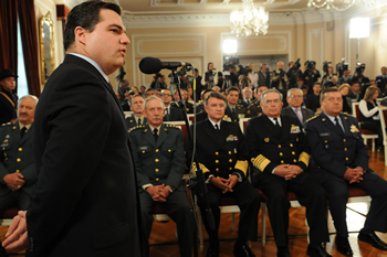 El Viceministro de Defensa, Alejandro Arbeláez, explicó que el Ministerio se une a las celebraciones del 20 de julio, rindiendo un sentido homenaje a las Fuerzas Militares y de Policía, con la realización de siete desfiles militares en ciudades que fueron escenarios de las guerras independentistas.