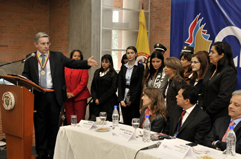 La Secretaria Privada de la Presidencia, Helena Bermúdez; la Asesora de la Secretaría de Prensa, Ruby Chagüi, y la Viceministra de Agua, Leyla Rojas, figuran dentro de las mujeres que han acompañado al Presidente Álvaro Uribe Vélez durante sus ocho años de gestión. El Mandatario compartió con ellas la Medalla al Mérito Municipal que le otorgó, este miércoles en Bogotá, la Federación Colombiana de Municipios.