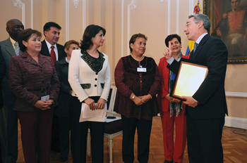 El Presidente Álvaro Uribe Vélez agradeció a los secretarios de educación del país por la placa de reconocimiento que le entregaron en reconocimiento a los logros de su Gobierno en esta área. La ceremonia se llevó a cabo en el Salón Bolívar de la Casa de Nariño.