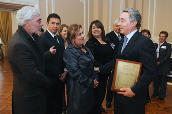 El Presidente Álvaro Uribe Vélez acompañado por varios secretarios de educación del país, quienes le hicieron entrega este miércoles de una placa como reconocimiento a los logros del Gobierno, en ceremonia que se cumplió en la Casa de Nariño.