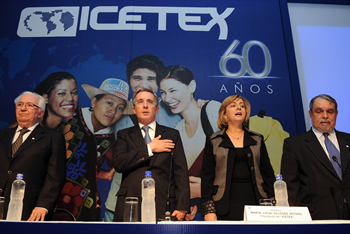 Al comenzar la conmemoración de los 60 años del Icetex, que se realizó este miércoles en el Club El Nogal, de Bogotá, el Presidente de la República, Álvaro Uribe Vélez, entona el Himno Nacional junto al ex presidente Belisario Betancur; la Presidente de la entidad, Marta Lucía Villegas Botero y el Viceministro de Educación Superior, Gabriel Burgos Mantilla.