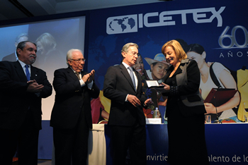 Durante la conmemoración de los 60 años del Icetex, el Presidente Álvaro Uribe Vélez le entregó a la entidad la Orden de Boyacá, en el grado de Gran Cruz de Plata, en reconocimiento por su labor de seis décadas para la formación universitaria y el desarrollo nacional. La distinción fue recibida por la Presidente del Icetex, Marta Lucía Villegas Botero, en presencia del ex presidente Belisario Betancur y el Viceministro de Educación Superior, Gabriel Burgos Mantilla.