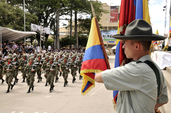 El Presidente Álvaro Uribe Vélez lideró el desfile militar en el municipio santandereano del Socorro, en el marco de la celebración del Bicentenario de la Independencia, acto durante el cual desfiló la infantería del Ejército Nacional. 
