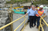 Uno de los ingenieros que participan en el Proyecto Hidroeléctrico Porce III, de las Empresas Públicas de Medellín (EPM), le explica al Presidente Álvaro Uribe Vélez el funcionamiento de la presa. El Mandatario recorrió este lunes parte de la megaobra. 