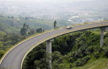 El Puente Helicoidal dado al servicio este sábado en Dosquebradas (Risaralda), y que corresponde a la Autopista del Café, hace parte del Par Vial que tiene en total 3,5 kilómetros, de los cuales 125 metros son de túnel y 500 del puente. El resto del trayecto es mezcla de carretera y viaductos de variados tipos y formas. 