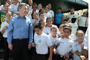 Los niños de la Policía Juvenil saludaron este sábado al Presidente de la República, Álvaro Uribe Vélez, al término de la presentación oficial de la Policía Metropolitana de Pereira, evento que se cumplió en la Plazoleta Ciudad Victoria, de la capital risaraldense.