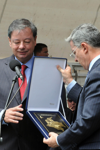 En la ceremonia de agradecimiento al Ministerio de Defensa Nacional, que tuvo lugar este martes en la sede de esta entidad, el Ministro Gabriel Silva Lujan le entregó al Mandatario una placa de agradecimiento por su apoyo a los integrantes de las Fuerzas Armadas de Colombia en la búsqueda de la tranquilidad y el bienestar de los colombianos.