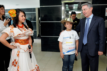 Hijos de funcionarios del Ministerio de Minas y Energía recibieron este martes al Presidente de la República, Álvaro Uribe Vélez, al ingresar a las instalaciones de esa cartera en Bogotá, donde se rindió un homenaje al Mandatario. Los pequeños vistieron camisetas con la frase: ‘Gracias por hacer de Colombia un mejor país”.