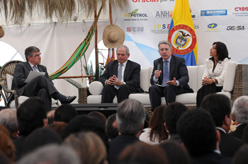 La transformación de la política petrolera, el Estado al servicio de la comunidad y no del clientelismo, el avance de las hidroeléctricas en el país y la reforma de Ecopetrol, fueron algunos de los temas que trató este martes el Presidente Álvaro Uribe Vélez, durante su visita al Ministerio de Minas y Energía.