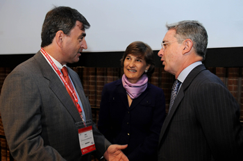 A su llegada al Centro de Convenciones Compensar, de Bogotá,  para instalar el Foro Nacional de la Calidad Educativa 2010, el Presidente Álvaro Uribe Vélez dio la bienvenida al país a uno de los conferencistas internacionales invitados al evento, el profesor Eric Mazur, experto en educación de la Universidad de Harvard, Estados Unidos. Los acompaña la Ministra de Educación, Cecilia María Vélez White.