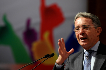 El Presidente de la República, Álvaro Uribe Vélez, afirmó este martes que la educación se debe guiar por “la mística, el liderazgo, las ganas, las garras”. El Mandatario participó en el Foro Nacional de la Calidad Educativa 2010 y dijo que le llena de orgullo el otorgamiento de certificaciones de calidad a secretarías de Educación y a planteles oficiales.