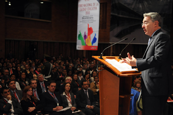 “Que Colombia viva en una permanente revolución educativa”, manifestó este martes el Presidente Álvaro Uribe Vélez en el Foro Nacional de la Calidad Educativa 2010. El Jefe de Estado elogió la labor desarrollada durante los últimos ocho años por la Ministra de Educación, Cecilia María Vélez, y le dio la bienvenida a la próxima titular de esa cartera, María Fernanda Campo, que asistió al evento realizado en el Centro de Convenciones Compensar, de Bogotá.