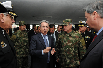 Durante la ceremonia de agradecimiento al Ministerio de la Defensa Nacional, el Presidente de la República, Álvaro Uribe Vélez, conversa con el Ministro de esta cartera, Gabriel Silva; con el actual Comandante General de las Fuerzas Militares, General Freddy Padilla de León, y con el nuevo Comandante General de las Fuerzas Militares designado, Almirante Édgar Augusto Cely Núñez.