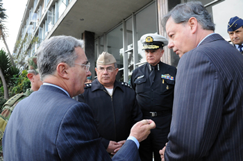 Este martes, en el Ministerio de Defensa, el Presidente Álvaro Uribe Vélez dialoga con el Ministro de la Defensa Nacional, Gabriel Silva Luján, y los comandantes de las Fuerzas Militares del país, durante el acto de agradecimiento a los miembros de la Fuerza Pública y a los funcionarios del Ministerio de la Defensa.