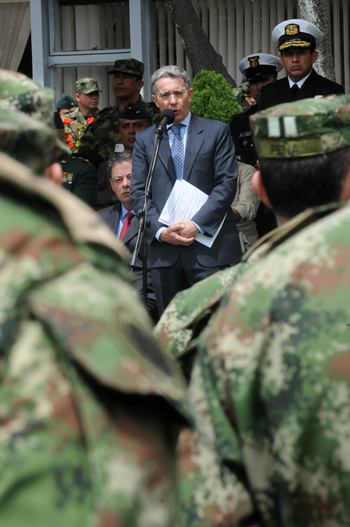 “La Armada, la Fuerza Aérea, el Ejército, nuestra Policía: un motivo de orgullo; en todas partes la reclaman. Creo que el gran reto es acabar con esas bandas criminales del narcotráfico y que el ciudadano urbano se sienta todos los días más protegido”, dijo este martes el Presidente de la República, Álvaro Uribe Vélez, en el acto de agradecimiento al Ministerio de Defensa y a las Fuerzas Armadas. 