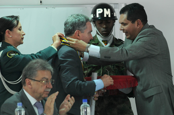 El Alcalde de Popayán, Ramiro Antonio Navia, condecoró al Presidente Álvaro Uribe Vélez con el Escudo de la ciudad en la categoría de Oro y la Medalla Guillermo León Valencia, por la destacada labor que cumplió en sus ocho años de Gobierno. El acto se realizó en el Aeropuerto de la capital del departamento.