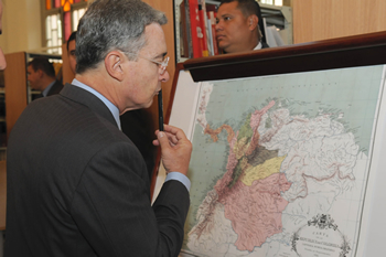 El Presidente Álvaro Uribe Vélez observa uno de los mapas de Colombia que se encuentran en la nueva biblioteca del Palacio de San Carlos (Sede de la Cancillería), donde el Jefe de Estado recorrió las instalaciones después de saludar a los funcionarios de la entidad.