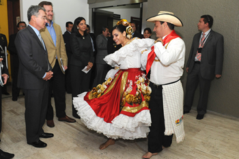 En el acto de agradecimiento al personal del Departamento Nacional de Planeación y de Fonade,  el Presidente de la República, Álvaro Uribe Vélez,  fue recibido este viernes por dos funcionarios que interpretaron el baile típico sabanero del Huila.