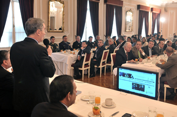 La agenda legislativa fue el tema del desayuno de trabajo entre el Presidente Álvaro Uribe Vélez y un grupo de congresistas de la bancada de Gobierno, que se cumplió este jueves en la Casa de Nariño. El Mandatario estuvo acompañado del Ministro del Interior y Justicia, Fabio Valencia Cossio, y el Presidente de la Cámara de Representantes, Edgar Gómez, entre otros. 