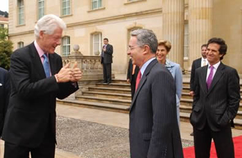 El ex presidente de Estados Unidos, Bill Clinton, hace un gesto de aprobación al Presidente Álvaro Uribe Vélez, luego de sostener una reunión con el Mandatario, este miércoles, en la Casa de Nariño. Observan la escena el Canciller Jaime Bermúdez Merizalde, y la Embajadora de Colombia en Washington, Carolina Barco.