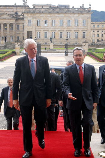 El Presidente Álvaro Uribe Vélez camina con el ex presidente de Estados Unidos, Bill Clinton, hacia el interior de la Casa de Nariño, tras recibir al ex gobernante en la sede presidencial. El Mandatario tuvo una entrevista con Clinton, quien ha visitado a Colombia varias veces desde que terminó su Gobierno, en 2001, y también lo hizo como Jefe de Estado. 