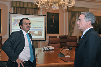 El Presidente Álvaro Uribe Vélez con el Ministro de Hacienda y Crédito Público, Óscar Iván Zuluaga, al inicio del Consejo Nacional de Política Económica y Social (Conpes), realizado este jueves en la Casa de Nariño.