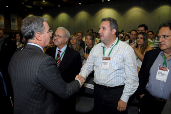 El Presidente de la República, Álvaro Uribe Vélez, saluda a los asistentes a Agrofuturo 2010, evento clausurado este viernes en el Centro de Eventos Plaza Mayor, de Medellín. Esta feria se creó la capital antioqueña en 2006 para promover el desarrollo agropecuario y la comercialización de productos exportables. 